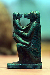 figurka małpki z dzieckiem,  Luwr , Wikimedia Commons